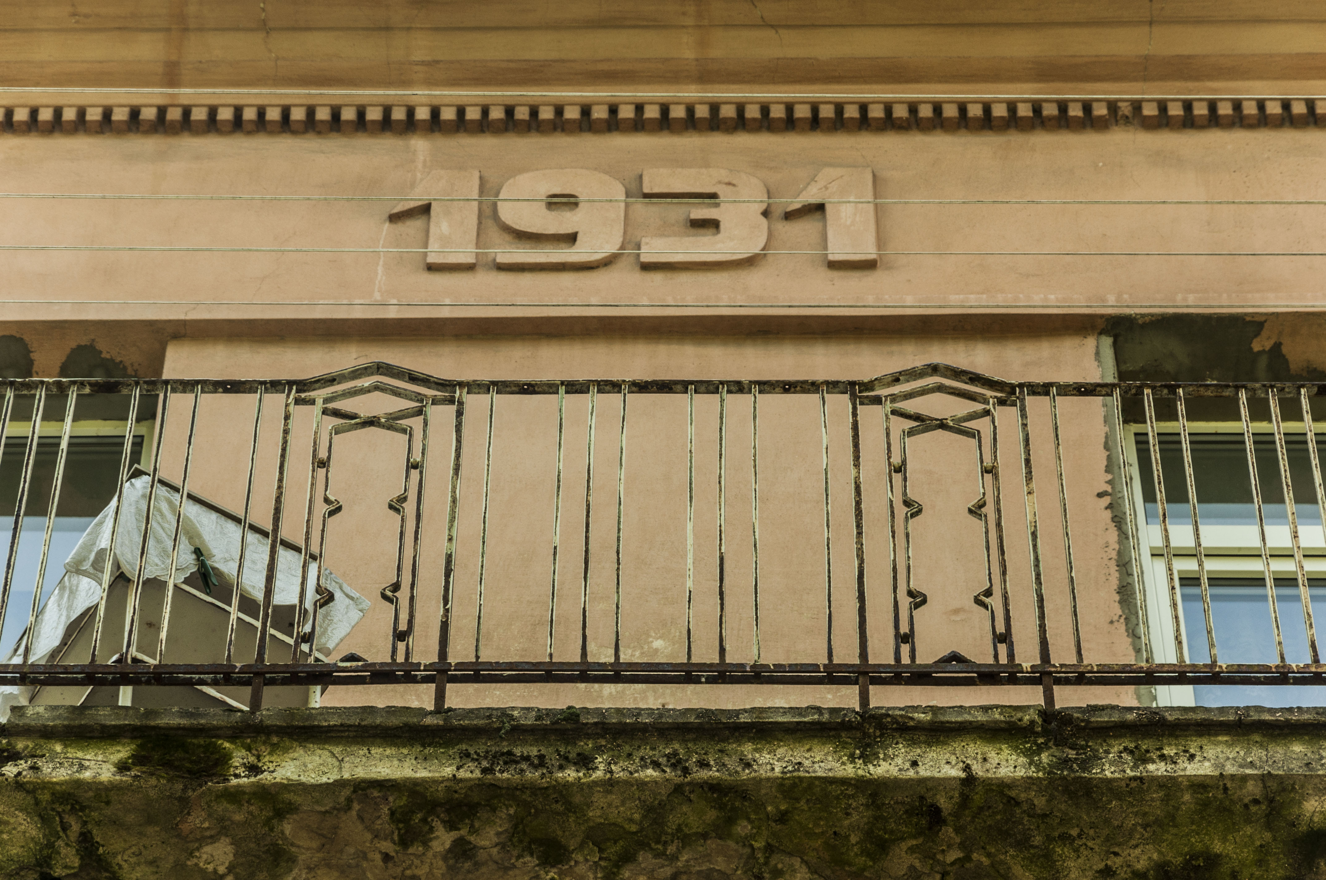 Building on Rossi St, 3