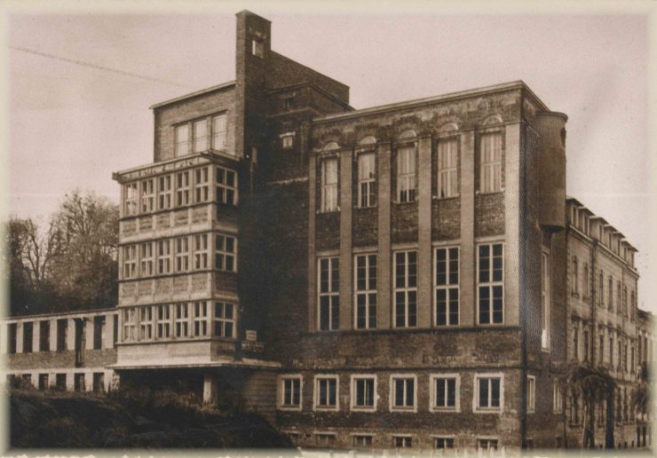 Гімназія сестер Урсулянок( 1930-ті). З архіву Ліцею №28 Львівської міської ради