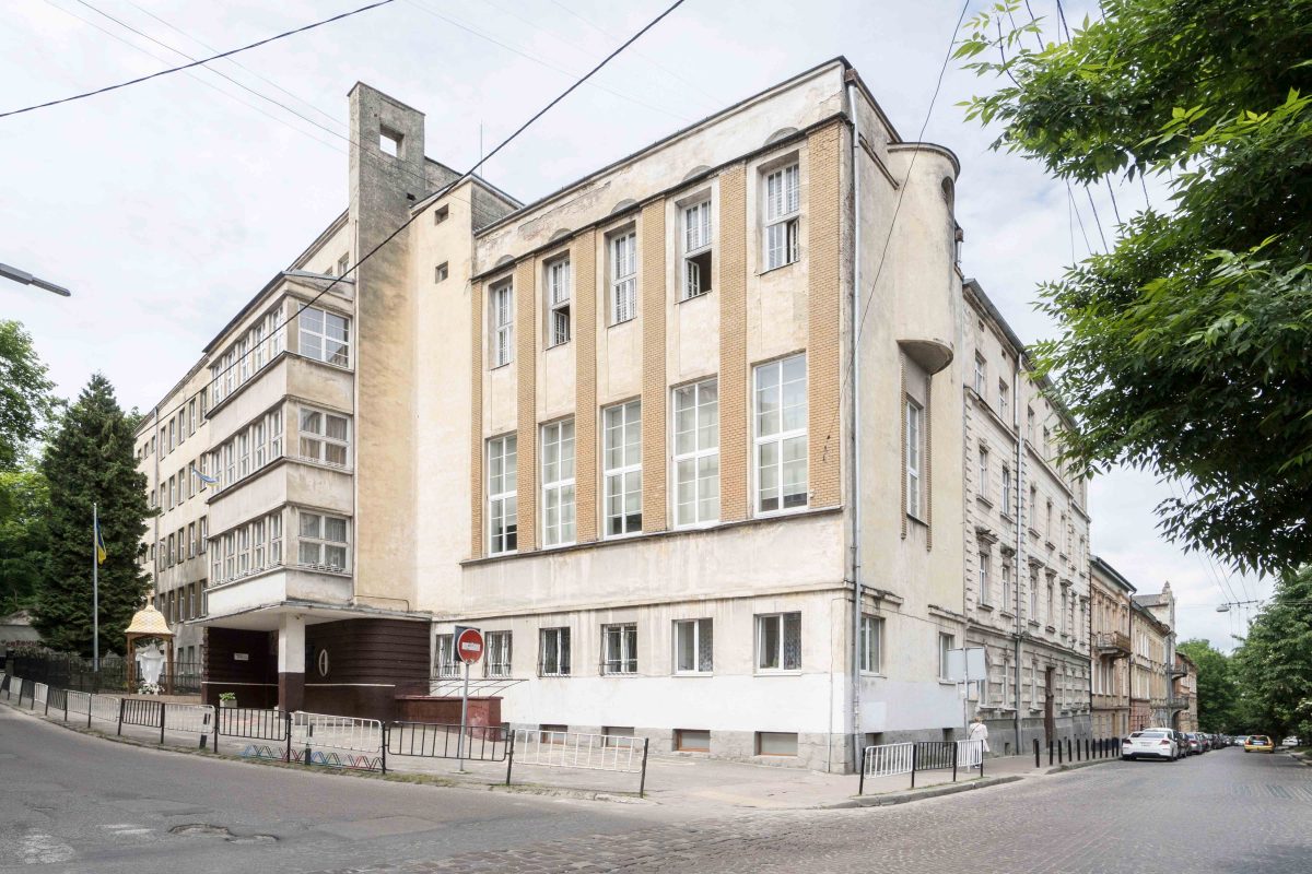 Між війною та зміною ідеологій – школа на Тютюнників та її вихованки