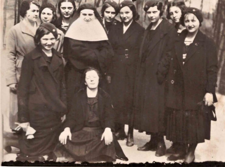 Учениці гімназії сестер Урсулянок, 1930-ті, фото надані Іриною Войнаровською